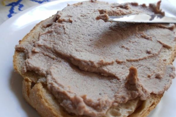 Descoperire alarmantă: Cu ce este înlocuit ficatul din conservele de pate cu ficat de porc