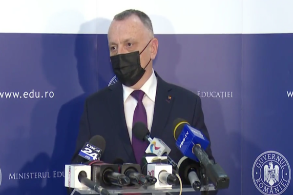 Școlile și grădinițele cu sub 60% dintre angajați vaccinați, din localitățile cu incidență de peste 3 la mie intră în online