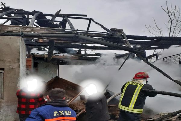 Anexă a unei gospodării din Buciumi, afectată de incendiu! Focul a mistuit acoperișul și 2 tone de porumb