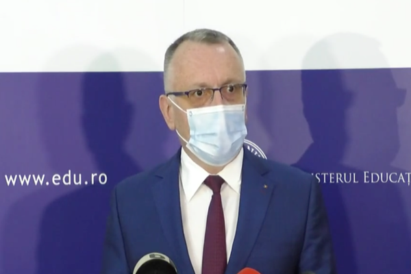 Testarea din școli NU se suspendă! Sorin Cîmpeanu: „2.000 pozitivi în câteva zile. Nedetectați, ar fi infectat 20.000. Sunt teste pentru 2 luni”