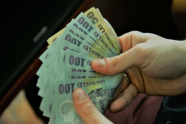Statul le oferă bani în plus acestor români! Iată ce trebuie să faceți 