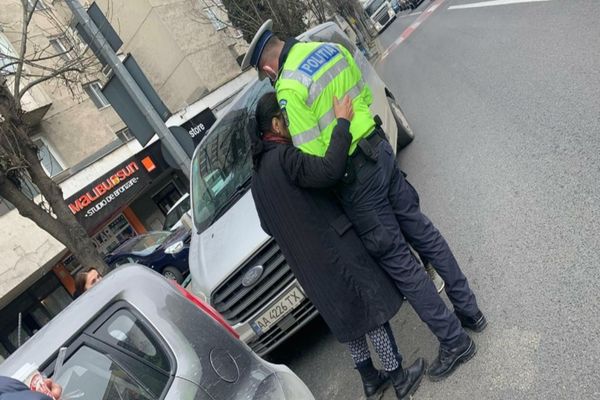Imaginea care face cât o mie de cuvinte: durerea unei victime a războiului din Ucraina, alinată de un polițist - FOTO