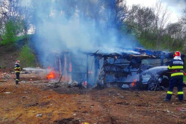 Casă din Cuceu, mistuită de flăcări