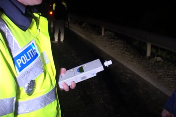 Zălăuan, beat criță! Nu a mai văzut drumul și a acroșat trei mașini parcate