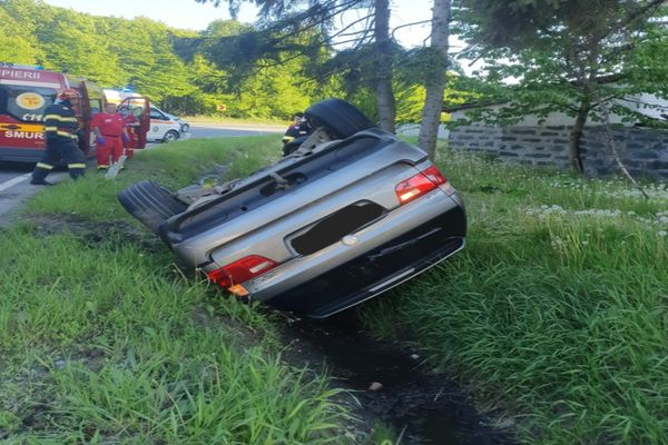 Autoturism răsturnat pe DN 1H, în apropiere de Popasul Romanilor