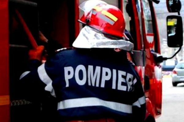 Incendiu la hala unei firme din Crișeni! Pompierii au intervenit și l-au lichidat rapid