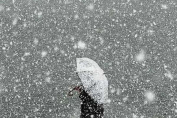 Prognoza meteo pe două săptămâni. Ploi, lapoviță și ninsoare: temperaturile scad la limita înghețului