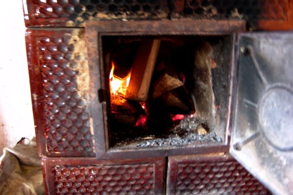 Europenii revin la sobele cu lemne din cauza facturilor uriașe: cererea a explodat