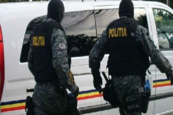 Percheziții la traficanții de droguri - Descinderi masive în mai multe orașe simultan