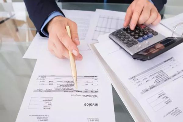 Românii vor putea plăti facturile întârziate eșalonat - Furnizorii, obligați să soluționeze plângerile înainte de plată