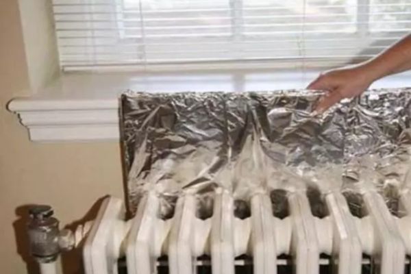 De ce trebuie să lipeşti folie de aluminiu în spatele caloriferelor