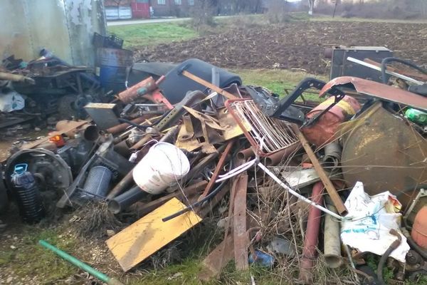 Un bărbat din Pusta s-a ales cu dosar penal pentru că a dat foc la deșeuri