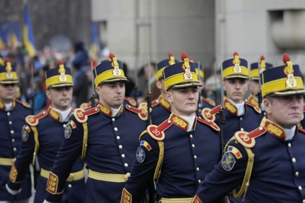 Mobilizare în forță la Parada Militară din Capitală - Peste 1.500 de militari defilează astăzi la Arcul de Triumf