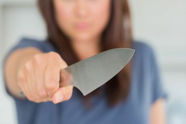 O femeie din Horoatul Crasnei și-a înjunghiat fiul! A fost reținută de polițiști