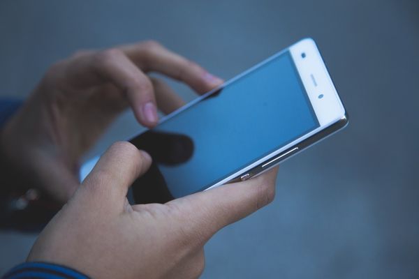 Adolescent din Zalău, cercetat pentru tâlhărie! Prin violență, i-a smuls unui copil de 9 ani telefonul mobil