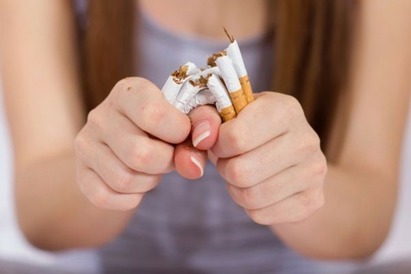 Legea care interzice minorilor să fumeze pe stradă a trecut de Senat 