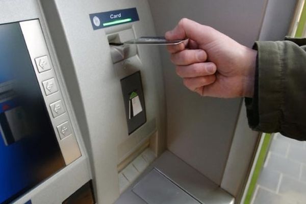 A găsit un card bancar și s-a făcut stăpân! Acum e anchetat