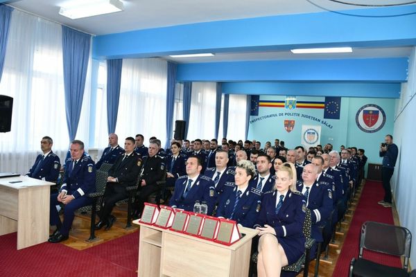 Sălaj: 18 ofițeri și 49 agenți de poliție, avansați în grad