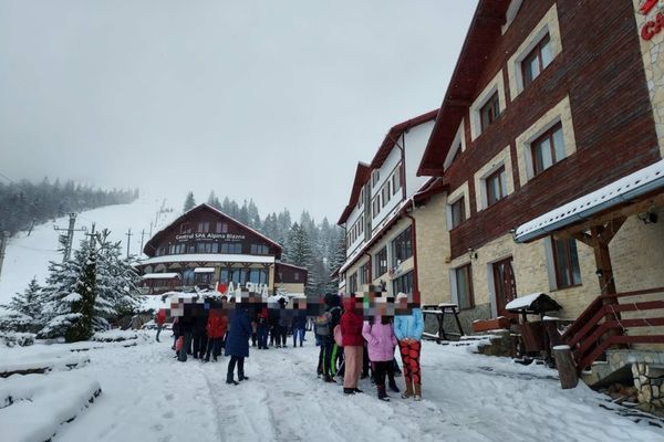 FOTO: Peste 100 de elevi din Zalău, rămași blocați din cauza ninsorilor în Alpina Blazna! Jandarmii montani din Rodna i-au ajutat să coboare până în localitatea Șanț