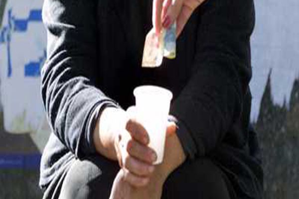 Cerșetoare din Zalău, cu dosar penal! Și-a folosit inclusiv copilul de un an