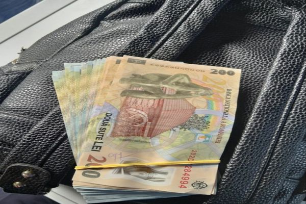 Zalău: Rucsac care conținea 10.200 de lei, carduri bancare și documente de identitate, găsit de polițiști și restituit persoanei care l-a pierdut
