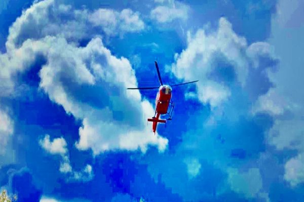 Bărbat căruia i s-a făcut rău în timp ce lucra pe acoperișul casei, dus de urgență la spital cu elicopterul SMURD