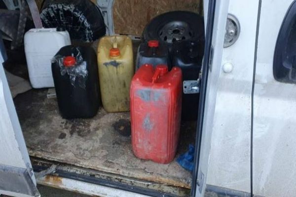 Cinci persoane care au furat peste 120 de litri de motorină dintr-o autoutilitară parcată au fost prinse de polițiștii din Ip