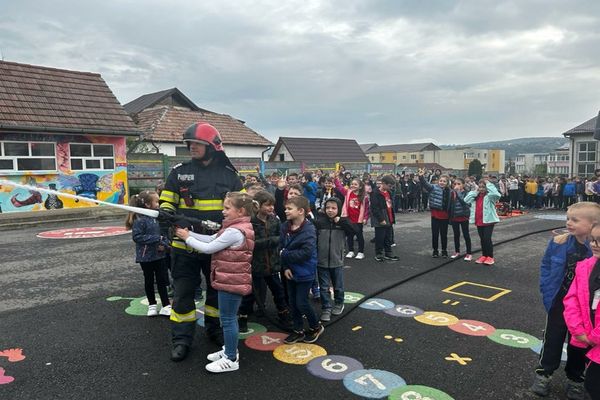 Alături de salvatori, într-o “altfel“ de zi, la Școala Gimnazială Mihai Eminescu Zalău (FOTO)