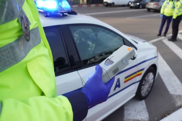 Bărbat din Şărmăşag prins la volan fără permis și sub influența băuturilor alcoolice