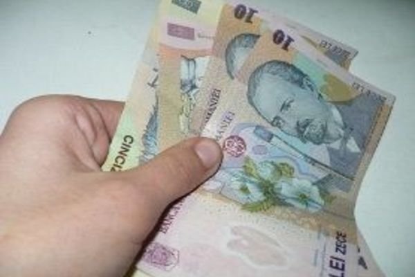 Comisia Europeană cere mărirea salariului minim, Bolojan se opune. Explicația premierului, halucinantă