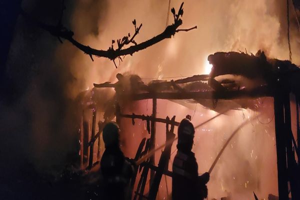 Incendiu violent izbucnit la anexa unei gospodării din localitatea Cehei (FOTO)