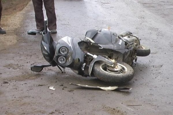 S-a autoaccidentat, în timp ce conducea fără permis și sub influența alcoolului, un moped neînregistrat