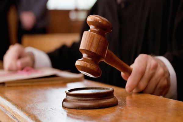 INSTANȚELE DIN ȚARĂ, BLOCATE DIN CAUZA MĂSURILOR GUVERNULUI BOLOJAN