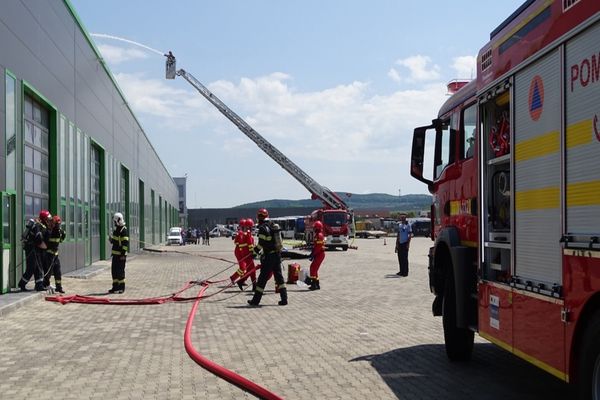 Incendiu de mari proporții la o hală de producție din Zalău - Exercițiu tactic desfășurat de pompierii sălăjeni