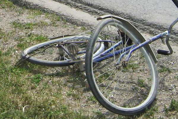 Eveniment tragic în Sălaj: O fetiţă a murit după ce a căzut de pe bicicletă! S-a speriat de un ATV