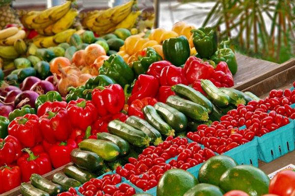 PREȚURILE CRESC UȘOR, DAR ÎNGRIJORAREA RĂMÂNE: ROMÂNII CAUTĂ SOLUȚII PENTRU A FACE FAȚĂ SCUMPIRILOR 