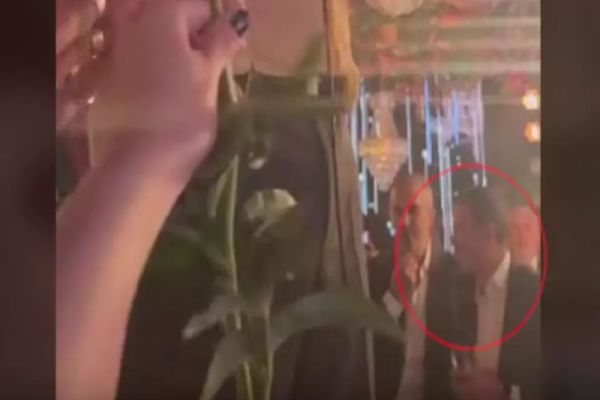 Aroganță maximă: transportatorii amenință cu protestele, Grindeanu petrece în lux cu vedetele