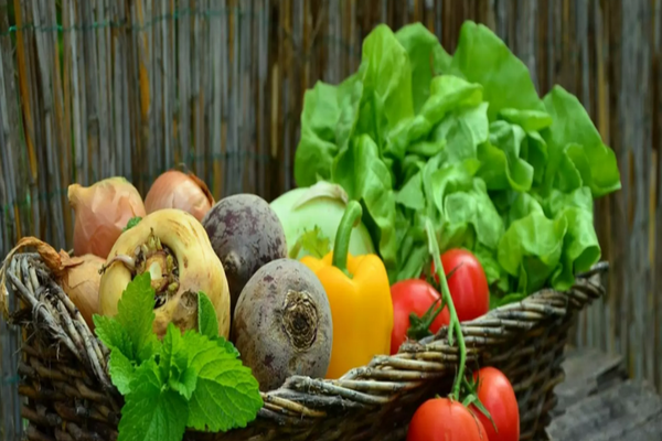 Statul subvenționează fermierii, dar nu verifică otrava. Ce pericole se ascund în alimentele populare