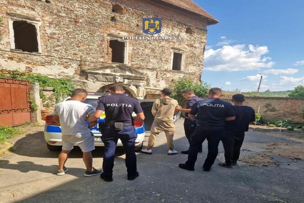 Trei adolescenți din Șimleu Silvaniei, arestați preventiv pentru tâlhărie