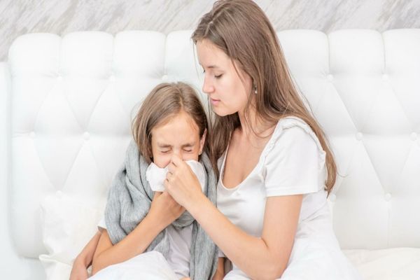 Părinţii îşi vor putea lua concediu pentru îngrijirea copilului bolnav - Legea a fost PROMULGATĂ de Iohannis