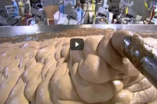 VIDEO - Din ce sunt făcuți crenvurștii. Imagini scăpate dintr-o fabrică s-au viralizat pe internet - Mai mănânci așa ceva?