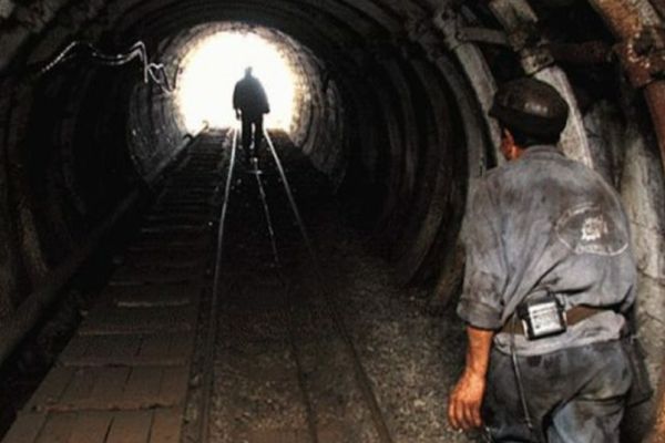 NEMULȚUMIRI ÎN RÂNDUL MINERILOR: CER PĂSTRAREA CONDIȚIILOR DE PENSIONARE ÎN NOUA LEGE