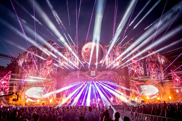 Elevii de 10 ai României primesc intrare gratuită la UNTOLD sau NEVERSEA