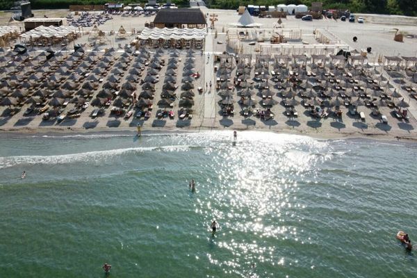 Halucinant cât costă să-ți pui cearșaful la malul mării pe litoralul românesc