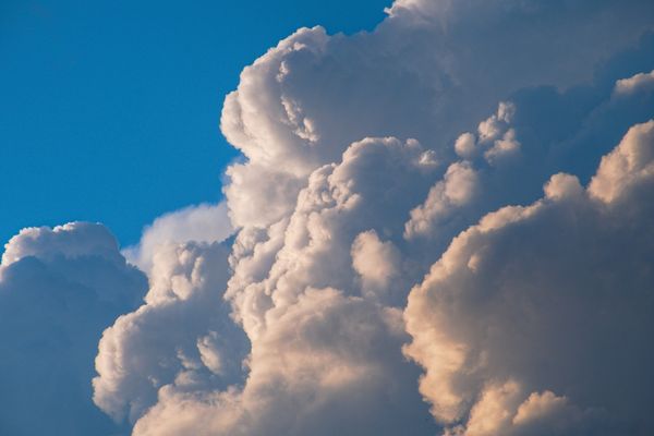 TEMPERATURILE SCAD BRUSC. PLOILE ȘI VÂNTUL VOR AFECTA MAI MULTE ZONE