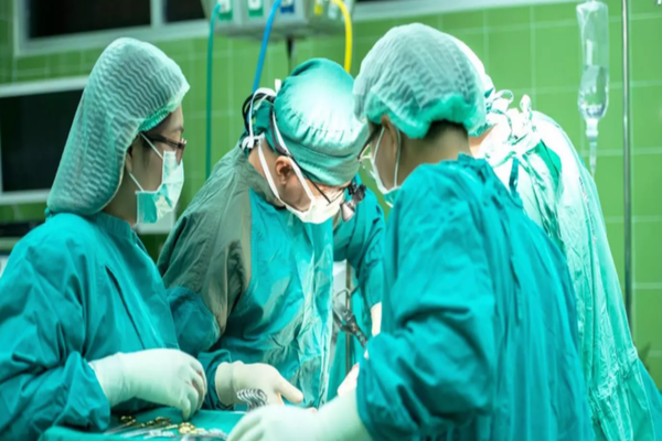 Momente de cumpără pentru un fotbalist al generației de aur, campion mondial. A fost operat de urgență pe inimă