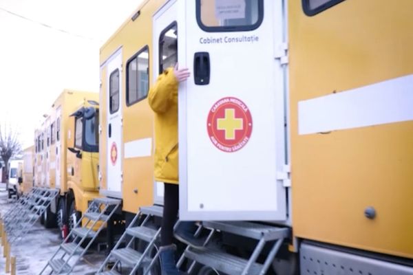 Caravana Medicală, pentru a doua zi la Părău. Oamenii, bucuroși că pot face analize gratuite. Medicii voluntari au tratat peste 14.000 de persoane