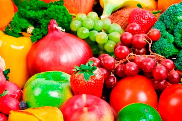 Legume și fructe care au reziduuri de pesticide cu valori peste limita maximă admisă, în piețele din România. Avertisment pentru cumpărători