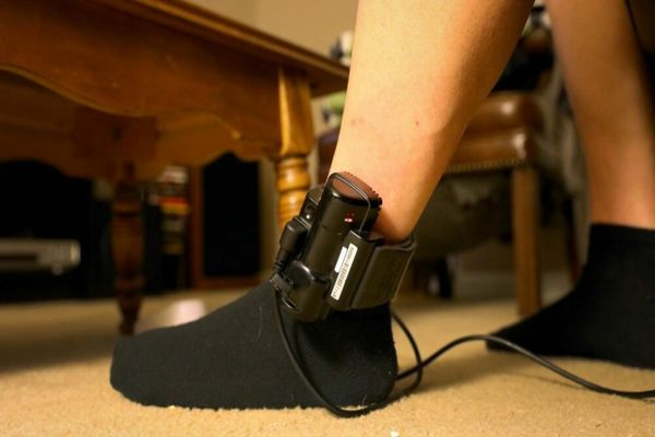 A VÂNDUT TELEFONUL CU CARE ERA MONITORIZAT: UN BĂCĂUAN ȘI-A ÎNȘELAT PRIETENUL PENTRU DOAR 150 DE LEI