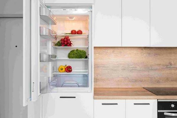 Obiectul din bucătărie care te scapă de mirosurile neplăcute din frigider